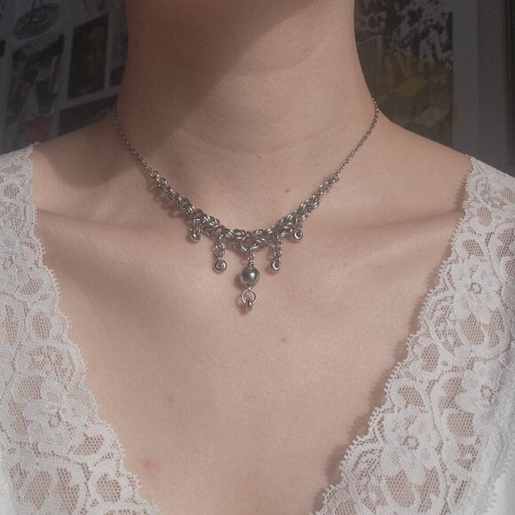Gothic Victorian style V-shaped necklace with a small silver chain - Picture 3 of 12